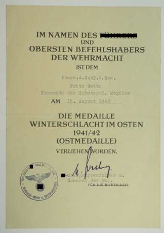 Medaille Winterschlacht im Osten Urkunde für einen Oberw. d. SchP. d. Res. beim Kommando der Schutzpolizei Mogilew. - фото 1
