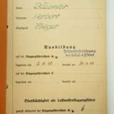 Fliegerische Beurteilung: Beurteilungsbuch des Flugschülers im B.H. im Fahnenjunkerlehrgang der L.K.G. 4 Fürstenfeldbruck zum Flugzeugführer. - photo 1
