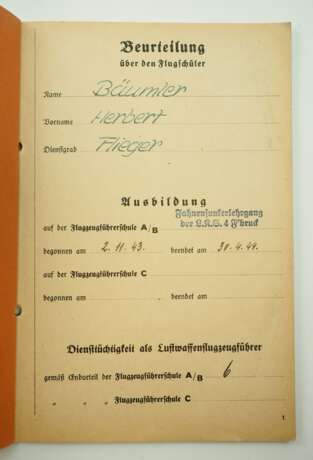 Fliegerische Beurteilung: Beurteilungsbuch des Flugschülers im B.H. im Fahnenjunkerlehrgang der L.K.G. 4 Fürstenfeldbruck zum Flugzeugführer. - photo 1