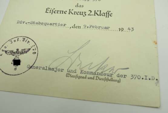 Eisernes Kreuz, 1939, 2. Klasse Urkunde für einen Gefreiten Feldgendarmerie-Trupp 370. - photo 2