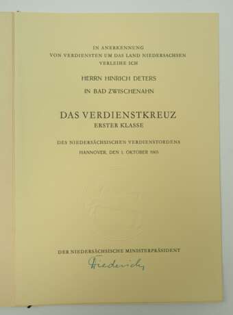 Niedersachsen: Verdienstkreuz, 1. Klasse Urkunde für einen Herrn aus Bad Zwischenahn. - photo 1