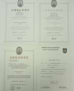 Objets historiques. Nordrhein-Westfalen: Feuerwehrleistungsabzeichen Urkundensatz Gold, Silber und Bronze.