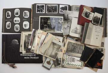 Deutsches Reich: Lot Fotoalben und Postkarten.