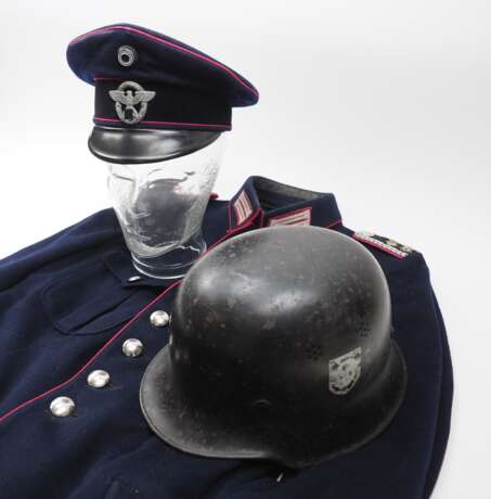 Feuerlöschpolizei: Uniformensemble eines Feuerwehrmannes. - фото 2
