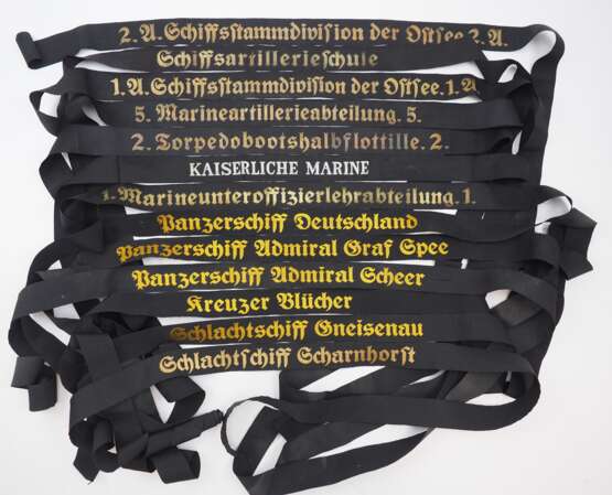 Kaiserliche Marine / Kriegsmarine: Sammlung Mützenbänder - 13 Exemplare. - фото 1