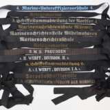 Kaiserliche Marine / Kriegsmarine: Sammlung Mützenbänder - 13 Exemplare. - Foto 1