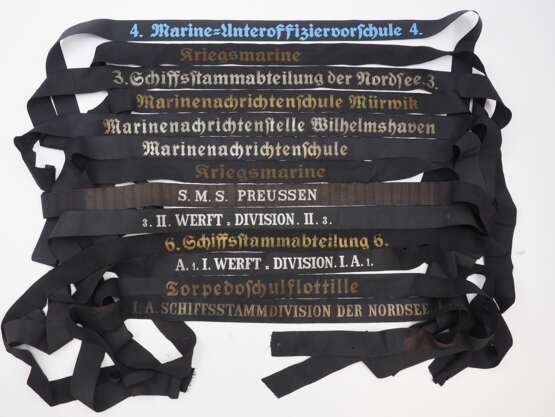 Kaiserliche Marine / Kriegsmarine: Sammlung Mützenbänder - 13 Exemplare. - Foto 1