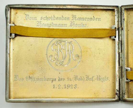 Baden: Zigarettenetui für den scheidenden Hauptmann - das Offizierskorps des 14. (Bad.) Inf.-Regts. 1928. - Foto 1