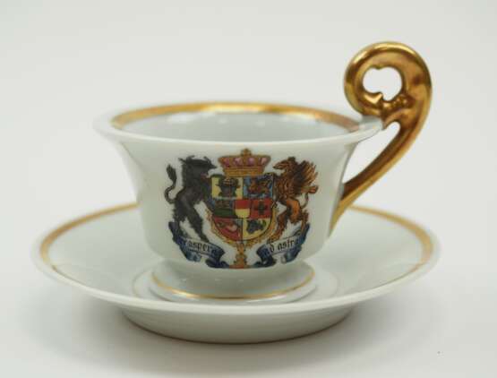 Carl Wilhelm & Co.: Patriotische Tasse und Untertasse des Hauses Mecklenburg-Schwerin. - photo 1