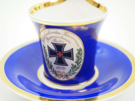 KPM: Patriotische Tasse des Vaterländischen Frauenverein, Provinzialverband Berlin, 1914, mit Untertasse. - Foto 2