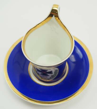 KPM: Patriotische Tasse des Vaterländischen Frauenverein, Provinzialverband Berlin, 1914, mit Untertasse. - Foto 3