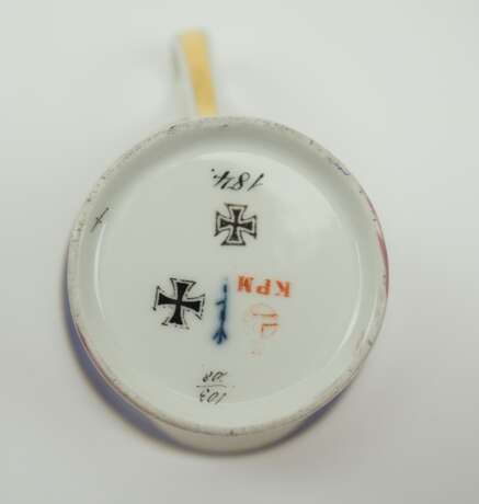 KPM: Patriotische Tasse des Vaterländischen Frauenverein, Provinzialverband Berlin, 1914, mit Untertasse. - Foto 5