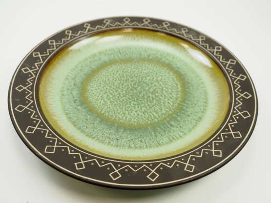 Allach: Keramik Teller mit germanischen Motiven. - photo 2