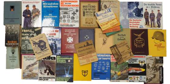 Militaria-Bibliothek. - Foto 1