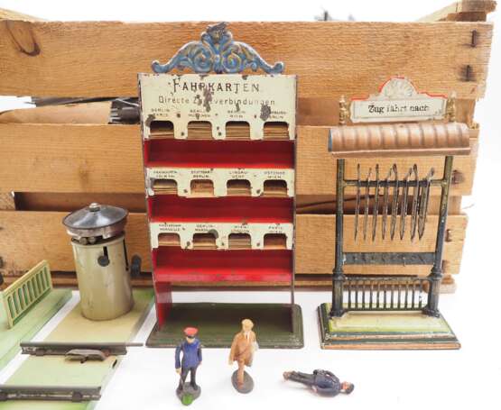 Märklin: Lot Bahnhofs-Zubehör. - фото 2