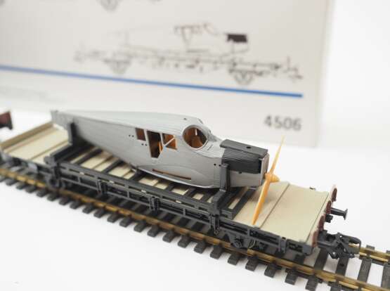 Märklin: HO 4506 2 Flugzeug-Transportwagen mit Flugzeug-Bausatz Junkers F 13. - фото 3