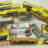 Liliput: Sammlung von 2 Lokomotiven und 38 Modellbahn Wagons, in Originalkarton. - Foto 2