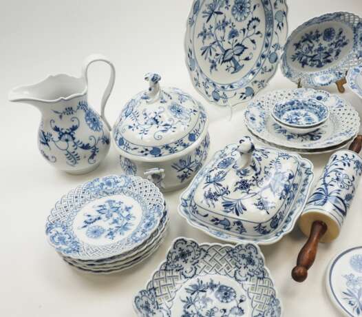 Meissen: Lot Geschirr, Zwiebelmuster blau-weiß. - фото 2