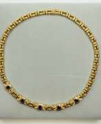 Обзор. Thomas Schmid, Pforzheim: GelbGOLD Collier mit Brillant- und Saphir-Besatz.