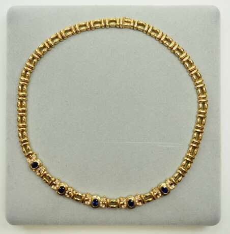 Thomas Schmid, Pforzheim: GelbGOLD Collier mit Brillant- und Saphir-Besatz. - photo 1