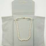 Thomas Schmid, Pforzheim: Perlenkette mit GOLD Verschluss und Diamantbesatz. - Foto 2