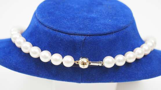 Thomas Schmid, Pforzheim: Perlenkette mit GOLD Verschluss und Diamantbesatz. - Foto 3