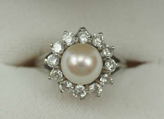 Thomas Schmid, Pforzheim: WeißGOLD Ring mit Diamant- und Perlen-Besatz. - Foto 1