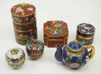 China: Cloisonné Dosen und Kanne.