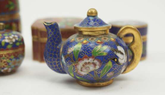 China: Cloisonné Dosen und Kanne. - photo 2
