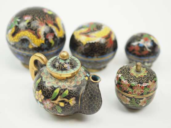 China: Cloisonné Runddosen und Kanne. - photo 1