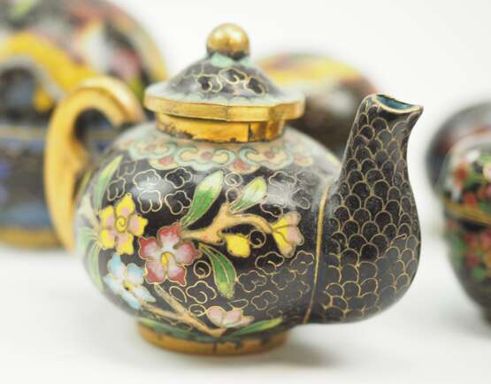 China: Cloisonné Runddosen und Kanne. - photo 2