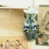 China: Vase und zwei Rollbilder. - photo 1