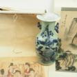 China: Vase und zwei Rollbilder. - Jetzt bei der Auktion