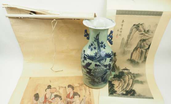 China: Vase und zwei Rollbilder. - photo 1