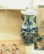 Aperçu. China: Vase und zwei Rollbilder.