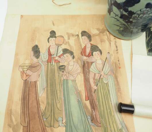 China: Vase und zwei Rollbilder. - photo 2