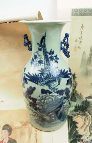 China: Vase und zwei Rollbilder. - photo 4