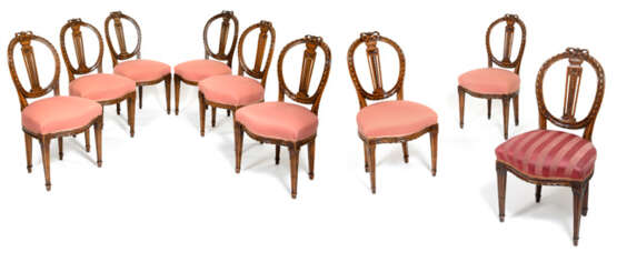Satz von sieben Louis XVI-Stühlen, dazu zwei spätere Kopien - photo 1