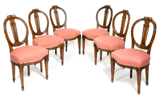Satz von sieben Louis XVI-Stühlen, dazu zwei spätere Kopien - photo 2