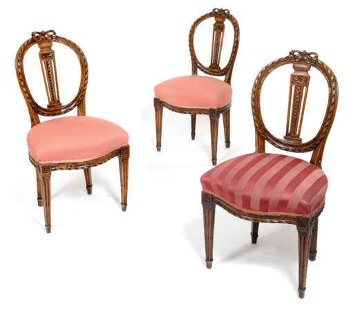 Satz von sieben Louis XVI-Stühlen, dazu zwei spätere Kopien - photo 3