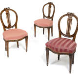 Satz von sieben Louis XVI-Stühlen, dazu zwei spätere Kopien - photo 3