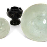 Zwei hell glasierte Schalen aus Porzellan und eine braun glasierte Lotosschale aus Keramik - photo 1