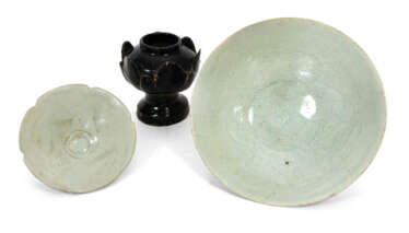 Zwei hell glasierte Schalen aus Porzellan und eine braun glasierte Lotosschale aus Keramik