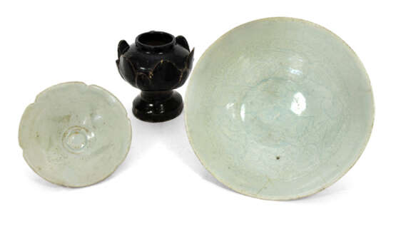 Zwei hell glasierte Schalen aus Porzellan und eine braun glasierte Lotosschale aus Keramik - Foto 1