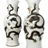 Paar craquelierte Porzellanvasen mit aufgelegtem braunem Drachendekor - Foto 1