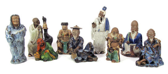 Neun farbig glasierte Figuren aus Irdenware mit Darstellung alter Männer - Foto 1