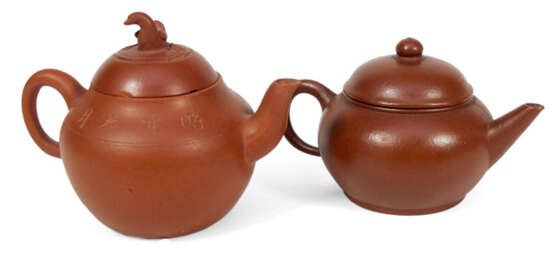 Zwei kleine Teekannen aus Zisha-Ware, davon eine mit Aufschrift - Foto 1