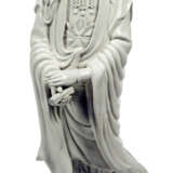 'Blanc de Chine'-Figur des Guanyin auf einem Wellensockel - photo 1