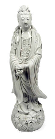 'Blanc de Chine'-Figur des Guanyin auf einem Wellensockel - Foto 1
