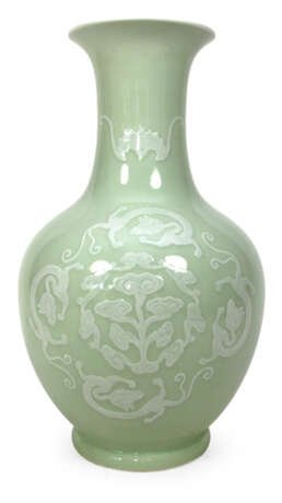 Seladonfarbene Vase m. weissem Dekor v. Drachen, Fledermaus u. Wolken in leichtem Relief - фото 1